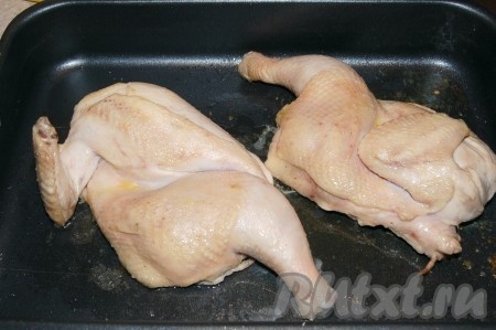 Отправить курицу в нагретую до 180 градусов духовку и через 15 минут вынуть.
