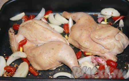 Нарезанные овощи добавить к курице на противень.