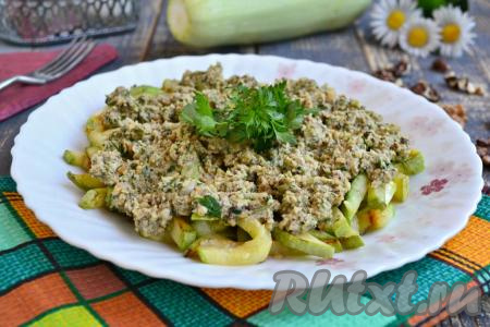 Кабачки с грецкими орехами и чесноком