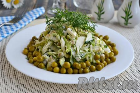Салат из свежей капусты, огурца и горошка