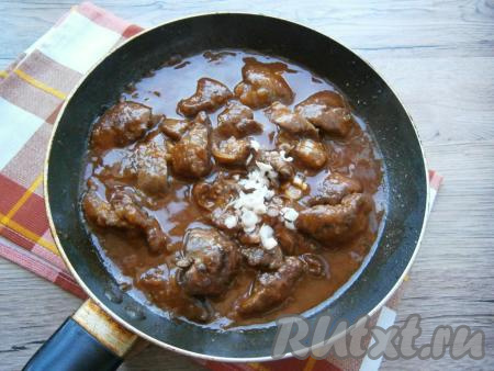 Затем добавить к печени нарезанный кусочками очищенный чеснок, перемешать и протушить еще пару минут.