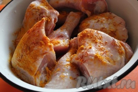 Куски курицы сбрызнуть оливковым маслом, посыпать шафраном и куркумой.