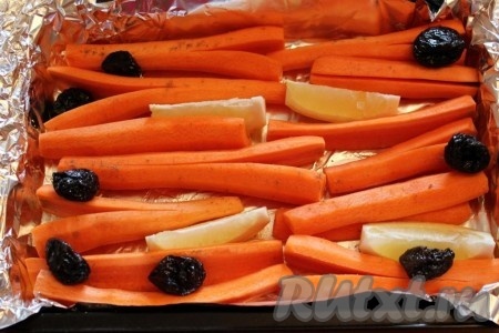 В форму для запекания или противень с фольгой уложить чернослив и слой моркови.