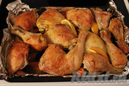 Запекать курицу с морковью в разогретой духовке при температуре 200 градусов около 1 часа.