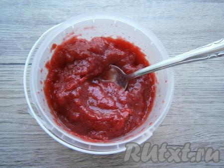 Поместить форму в морозилку часа на 3-4, каждые 30 минут клубничный сорбет следует перемешивать. Слишком замораживать десерт не стоит, он может превратиться в глыбу льда. 