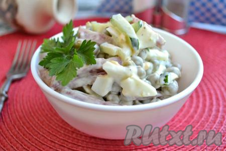 Салат с полукопченой колбасой и огурцом