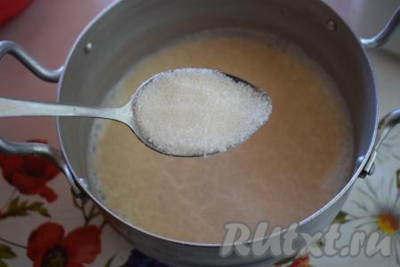 К смеси воды и кефира добавим дрожжи и сахар, перемешаем и дадим получившейся смеси минут 5 постоять, для того чтобы дрожжи растворились.
