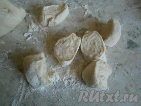Тесто обмять и разделить на кусочки весом около 30-40 грамм.
