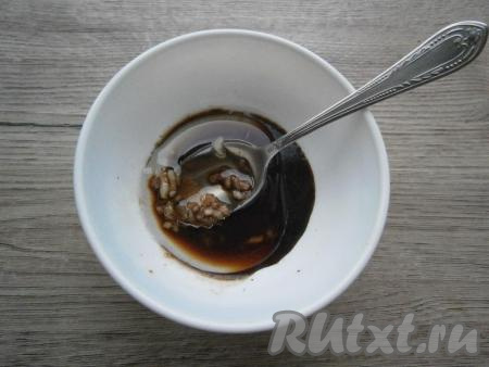 Влить растительное масло и уксус, перемешать и заправка готова.