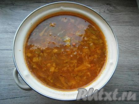 Варить щи из молодой капусты на небольшом огне под прикрытой крышкой 10-15 минут.