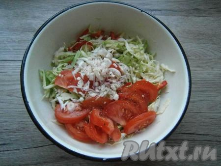 Затем добавить помидоры, нарезанные тонкими полукружками, и измельченный чеснок. Салат посолить,  поперчить и влить свежевыжатый лимонный сок.