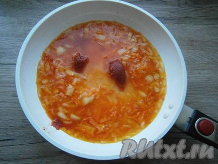 Обжарить овощи на среднем огне, помешивая, до мягкости, затем влить горячий бульон и добавить томатную пасту.