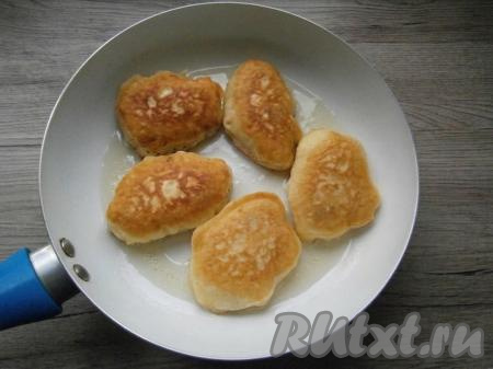 Замешанное тесто для оладий с этого момента больше перемешивать не нужно, чтобы не сбить воздушность. В сковороду влить растительное масло, хорошо разогреть. Затем выкладывать по 1 столовой ложке теста и жарить оладушки на огне чуть ниже среднего до румяности с двух сторон.
