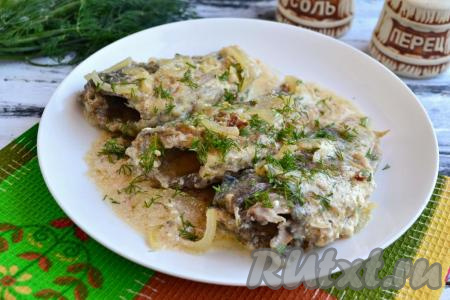 Караси, тушеные в сметане на сковороде