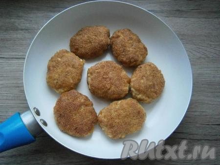 На сковороду влить растительное масло, разогреть, выложить котлеты и обжарить до румяности на среднем огне с двух сторон. 