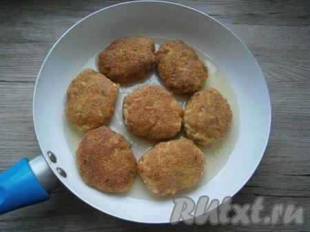 На сковороду влить растительное масло, хорошо разогреть, выложить котлеты и обжарить до румяности на среднем огне с двух сторон. Затем котлеты снова перевернуть, влить в сковороду несколько столовых ложек воды, дать воде закипеть. Накрыть сковороду крышкой, тушить котлеты из кролика на небольшом огне 10-15 минут.
