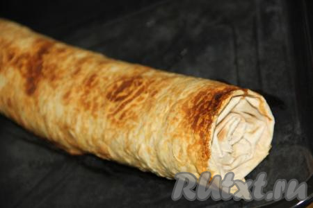 Поставить штрудель в разогретую до 180 градусов духовку и выпекать, приблизительно, 25 минут (до золотистого цвета).