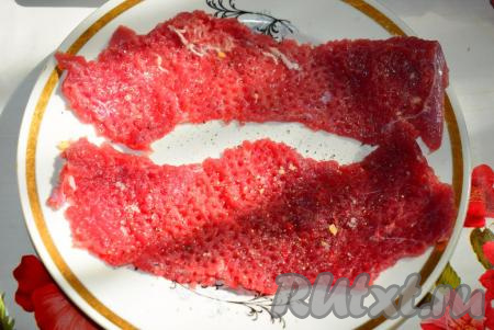 Отбивные из говядины посолить и поперчить с двух сторон.
