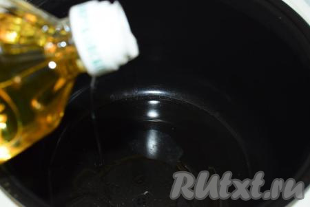Мультиварку выставить на режим "Жарка", выбрав вид продукта "Мясо", и нажать "Старт". В чашу мультиварки налить растительное масло.