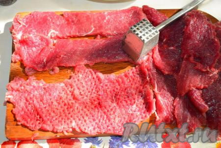 Подготовленные кусочки мяса отбить при помощи молоточка с двух сторон.