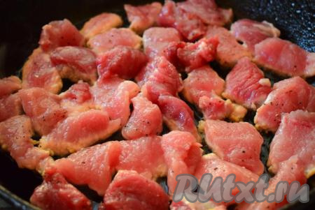 В сковороде разогреем растительное масло, выложим кусочки свинины. 