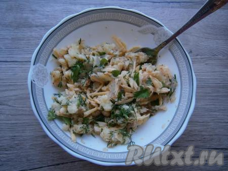 Тщательно перемешать и картофельно-сырная начинка для лепешек готова.
