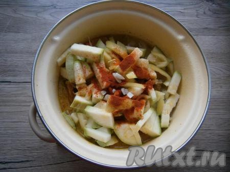 Сюда же добавить и нарезанный кусочками кабачок (если кабачок молодой - его можно не очищать от кожуры). Сверху немного посолить, поперчить, посыпать паприкой, добавить измельченный чеснок, перемешать.