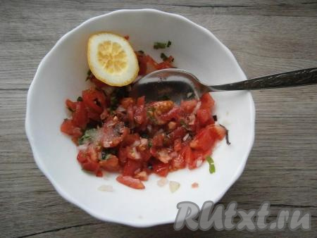 Далее добавить соль по вкусу, сахар и влить лимонный сок.