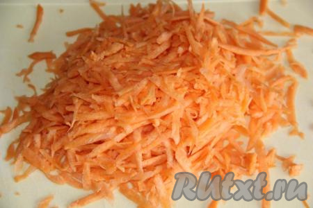 Морковь очистить и натереть на крупной тёрке.