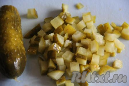 Огурцы тоже нарезать на кубики.