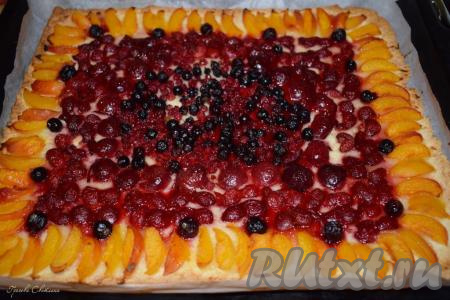Открытый песочный пирог с ягодами