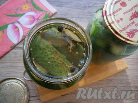 Банки с огурчиками сразу же залить кипящим маринадом.