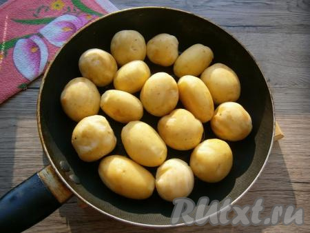 Сковороду разогреть с растительным маслом, выложить картофель целиком в один слой.