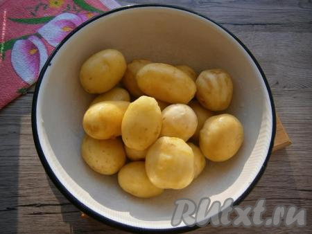 Картофель очистить (поскрести), хорошо вымыть.
