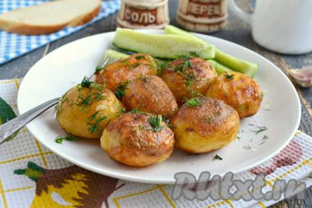 Молодая картошка на сковороде с чесноком и укропом