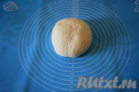 Тесто получается плотным и гладким, не липнет к рукам, с ним легко работать. Даем тесту отдохнуть, примерно, 25 минут.