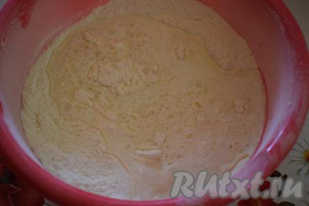 Выливаем смесь к муке.