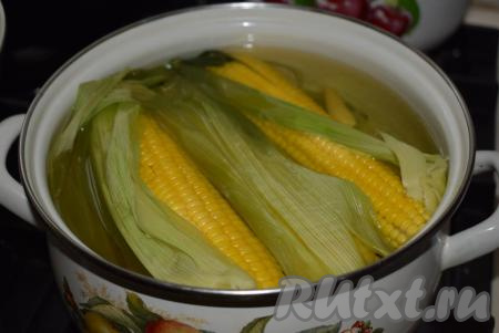 Немного уменьшаем огонь и варим кукурузу под закрытой крышкой. Если у вас молодая кукуруза, то варим ее с момента закипания, примерно, 20 минут. Кукуруза готова тогда, когда её зерна стали мягкими (попробовать зерна на вкус, можно отделив их вилкой от початка). Если початки не очень молодые, то продлеваем время варки до полной готовности (до мягкости зерен).