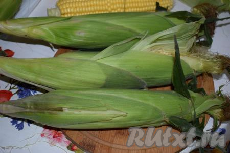 Початки кукурузы очищаем от листьев.