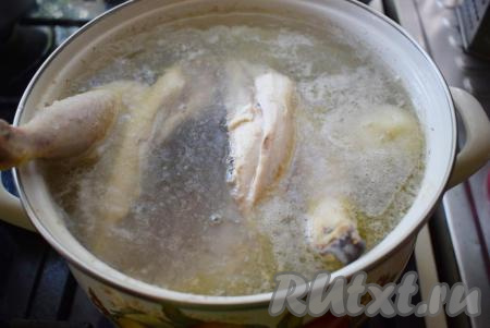 В момент закипания на поверхности бульона образуется пенка, которую мы снимаем при помощи ситечка.