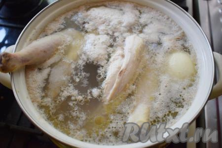 Ставим кастрюлю с домашней курицей на средний огонь и доводим до кипения.