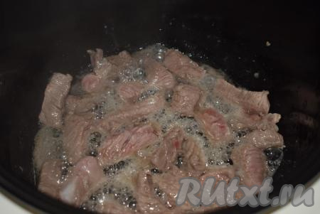 Включаем мультиварку на режим "Жарка" и выбираем вид продукта "Мясо", нажимаем кнопку "Старт". Пока мультиварка разогревается, наливаем растительное масло в чашу и начинаем готовить с того момента, как мультиварка начнет обратный отсчет. В этот момент кладем кусочки говядины в разогретое масло и начинаем обжаривать, периодически помешивая, с открытой крышкой мультиварки. Обжариваем в течение 10 минут. Далее солим мясо.