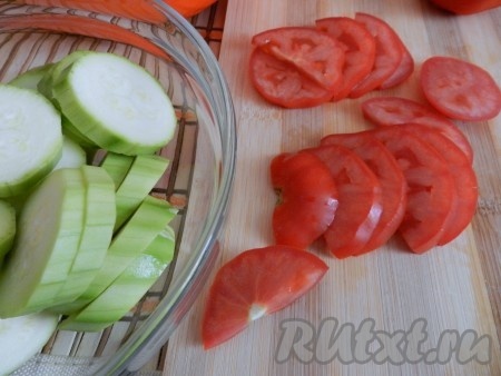 Овощи вымыть, кабачки нарезать кружочками толщиной около 5 мм, помидоры нарезать небольшими кусочками.