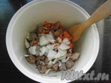 Далее добавить нарезанные произвольными кусочками репчатый лук и морковь, перемешать и готовить до сигнала (еще 10 минут).