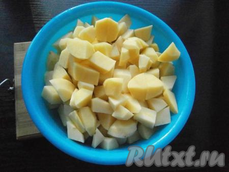 Картошку нарезать также средними кусочками.