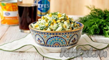Салат из свежей капусты, огурцов и кукурузы