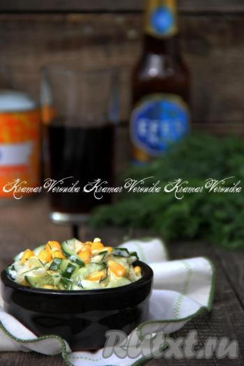 Салат из свежей капусты, огурцов и кукурузы