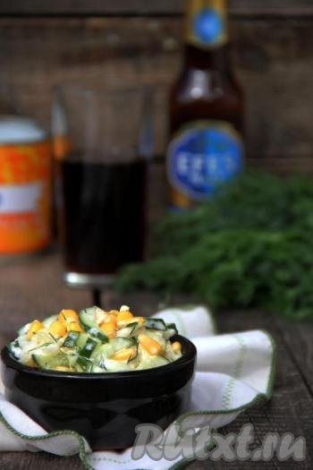 Подать вкусный, сочный салат из свежей капусты, огурцов и кукурузы к столу.