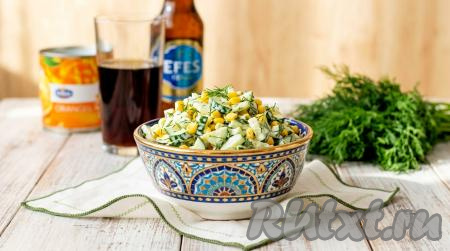 Вкусный, сочный, аппетитный салат, приготовленный из капусты, кукурузы и свежих огурцов, выложить в салатник и подать к столу.