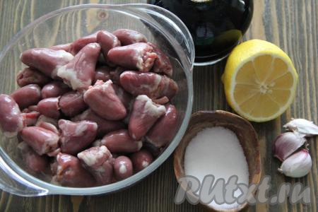 Подготовить продукты для приготовления шашлыка из куриных сердечек на мангале.